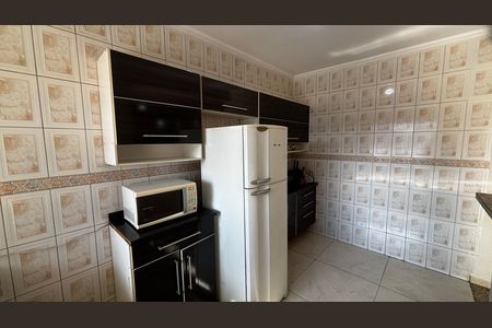 Casa à venda com 240m², 3 quartos e 2 vagas Casa à venda com 240m², 3 quartos e 2 vagasCasa 2 - Cozinha
