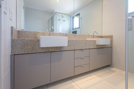 Apartamento para alugar com 181m², 3 quartos e 3 vagas Apartamento para alugar com 181m², 3 quartos e 3 vagasBanheiro da Suíte 2