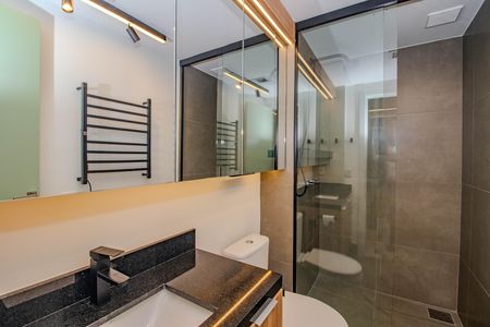 Banheiro de kitnet/studio à venda com 1 quarto, 33m² em Rio Branco, Porto Alegre