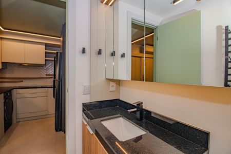Banheiro de kitnet/studio à venda com 1 quarto, 33m² em Rio Branco, Porto Alegre