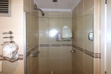 Banheiro de apartamento à venda com 3 quartos, 94m² em Vila Ipiranga, Porto Alegre