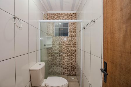 Banheiro de casa de condomínio para alugar com 1 quarto, 28m² em Mário Quintana, Porto Alegre