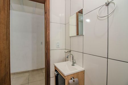Banheiro de casa de condomínio para alugar com 1 quarto, 28m² em Mário Quintana, Porto Alegre
