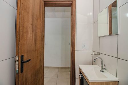 Banheiro de casa de condomínio para alugar com 1 quarto, 28m² em Mário Quintana, Porto Alegre