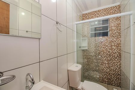 Banheiro de casa de condomínio para alugar com 1 quarto, 28m² em Mário Quintana, Porto Alegre