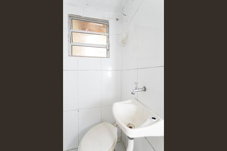 Banheiro social de casa para alugar com 1 quarto, 33m² em Jardim Campos, São Paulo