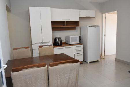 Casa para alugar com 89m², 2 quartos e sem vaga Casa para alugar com 89m², 2 quartos e sem vagaCozinha com aparelhos eletronicos e geladeira