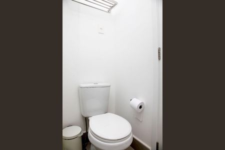Banheiro de kitnet/studio para alugar com 1 quarto, 24m² em Boa Vista, Porto Alegre