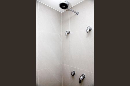 Banheiro de kitnet/studio para alugar com 1 quarto, 24m² em Boa Vista, Porto Alegre