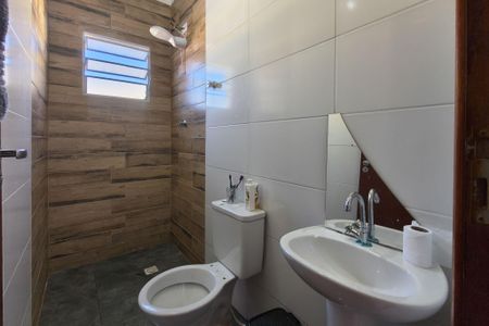 Banheiro  de casa de condomínio para alugar com 2 quartos, 49m² em Samambaia, Praia Grande
