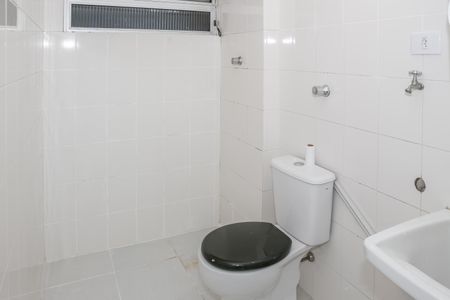 Banheiro de kitnet/studio para alugar com 1 quarto, 20m² em Água Branca, São Paulo