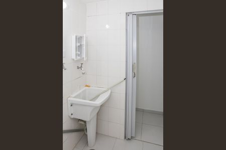 Banheiro de kitnet/studio para alugar com 1 quarto, 20m² em Água Branca, São Paulo