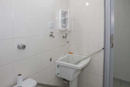 Banheiro de kitnet/studio para alugar com 1 quarto, 20m² em Água Branca, São Paulo