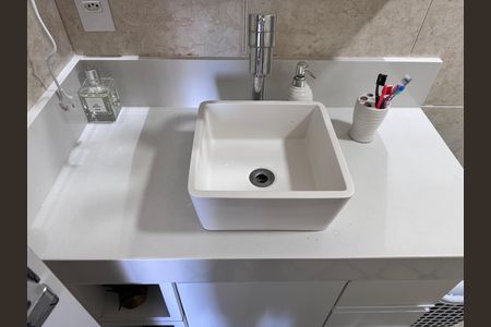 Banheiro Social de apartamento para alugar com 2 quartos, 58m² em Barra da Tijuca, Rio de Janeiro
