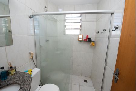 Banheiro de apartamento à venda com 3 quartos, 60m² em Novo Eldorado, Contagem