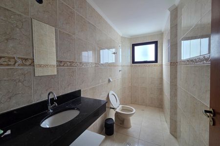 Banheiro de apartamento para alugar com 3 quartos, 122m² em Guilhermina, Praia Grande