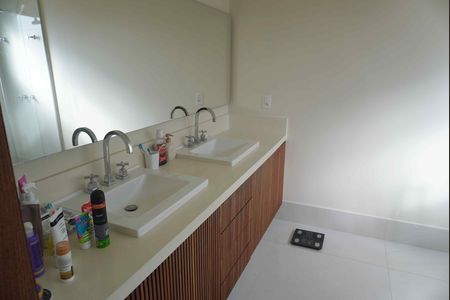 Banheiro da Suíte 1 de casa de condomínio para alugar com 2 quartos, 345m² em Residencial Morada dos Lagos, Barueri