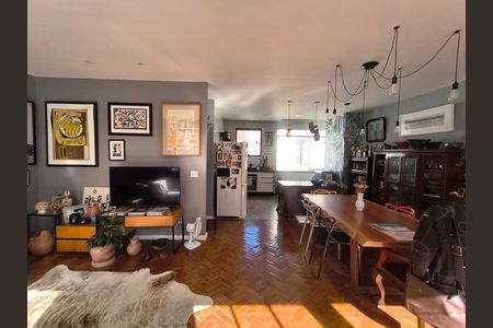 Apartamento à venda com 135m², 3 quartos e sem vaga Apartamento à venda com 135m², 3 quartos e sem vagaSala de estar com móveis de madeira e decoração moderna, com uma televisão e uma mesa de jantar.