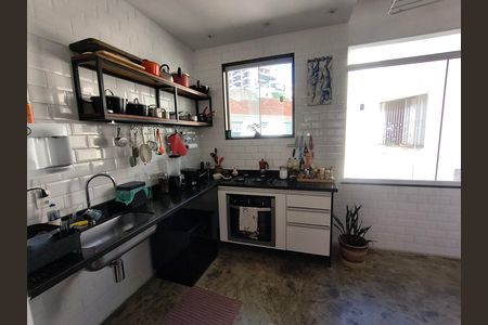 Apartamento à venda com 135m², 3 quartos e sem vaga Apartamento à venda com 135m², 3 quartos e sem vagaCozinha com móveis brancos e preto, com prateleiras de madeira, e com uma janela grande.