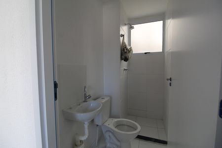 Banheiro de apartamento para alugar com 2 quartos, 42m² em Jacarepaguá, Rio de Janeiro