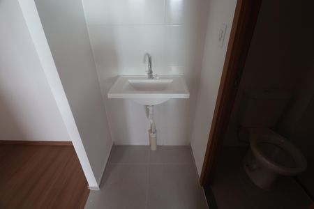 Banheiro  de apartamento à venda com 2 quartos, 48m² em Fátima, Canoas