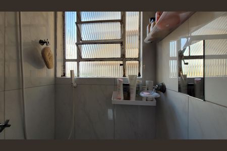 Banheiro de apartamento para alugar com 2 quartos, 50m² em Morro Branco, Itaquaquecetuba