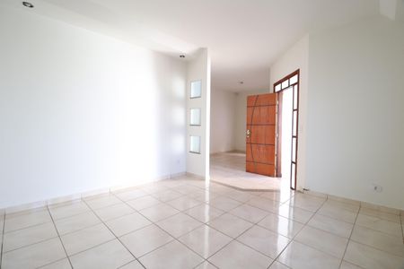Casa para alugar com 200m², 4 quartos e 2 vagasSala