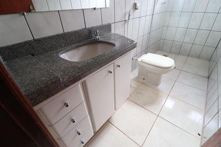 Casa para alugar com 200m², 4 quartos e 2 vagasBanheiro Social