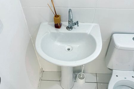 Banheiro de apartamento para alugar com 2 quartos, 50m² em Jardim Piracuama, São Paulo