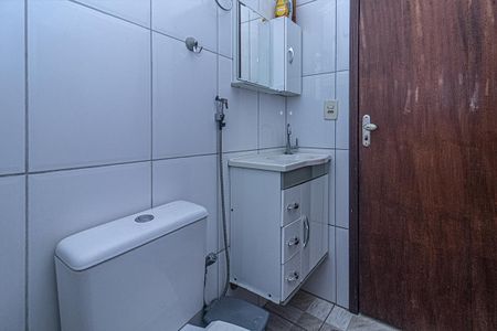 banheiro social_3 de casa para alugar com 1 quarto, 53m² em Vila Santo Estefano, São Paulo