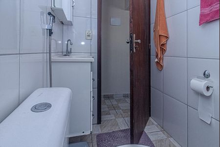 banheiro social_4 de casa para alugar com 1 quarto, 53m² em Vila Santo Estefano, São Paulo