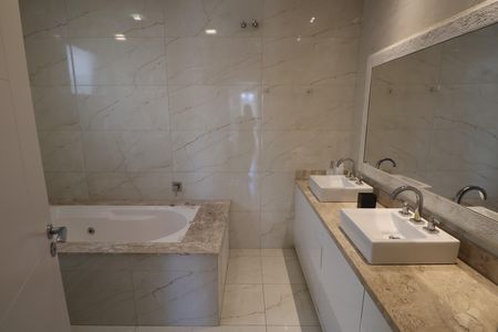 Casa de condomínio para alugar com 276m², 4 quartos e 4 vagasBanheiro da Suíte 1