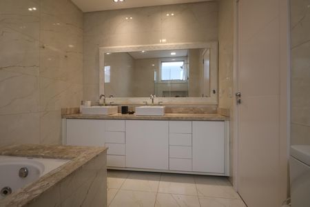 Casa de condomínio para alugar com 276m², 4 quartos e 4 vagasBanheiro da Suíte 1