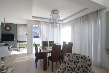 Casa de condomínio para alugar com 276m², 4 quartos e 4 vagasSala