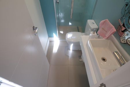 Casa de condomínio para alugar com 276m², 4 quartos e 4 vagasBanheiro