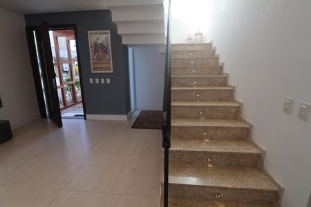 Escada de casa de condomínio para alugar com 3 quartos, 276m² em Neópolis, Gravataí