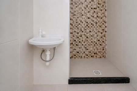 Casa para alugar com 76m², 2 quartos e 1 vaga Casa para alugar com 76m², 2 quartos e 1 vagaBanheiro social