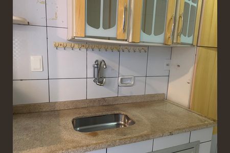 Cozinha de casa de condomínio para alugar com 2 quartos, 50m² em Taquara, Rio de Janeiro