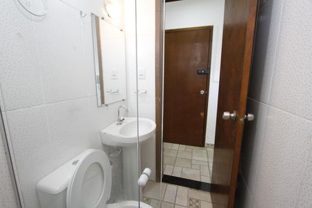 Banheiro de kitnet/studio para alugar com 1 quarto, 35m² em João Pinheiro, Belo Horizonte