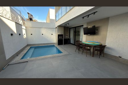 Casa de condomínio para alugar com 140m², 3 quartos e 4 vagas Casa de condomínio para alugar com 140m², 3 quartos e 4 vagasÁrea externa
