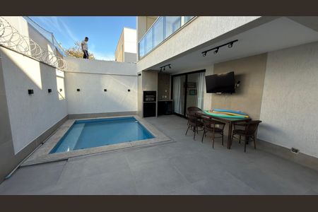 Casa de condomínio para alugar com 140m², 3 quartos e 4 vagas Casa de condomínio para alugar com 140m², 3 quartos e 4 vagasÁrea externa
