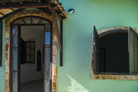 Casa para alugar com 300m², 2 quartos e 2 vagas Casa para alugar com 300m², 2 quartos e 2 vagasFachada