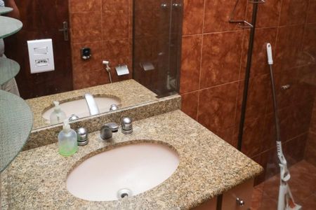 Casa para alugar com 300m², 2 quartos e 2 vagas Casa para alugar com 300m², 2 quartos e 2 vagasBanheiro Corredor