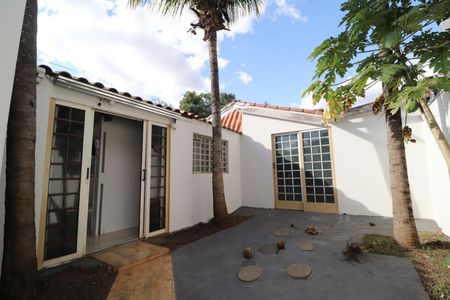 Quintal / Jardim de casa para alugar com 3 quartos, 140m² em Jardim Karaíba, Uberlândia