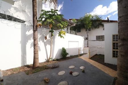 Quintal / Jardim de casa para alugar com 3 quartos, 140m² em Jardim Karaíba, Uberlândia