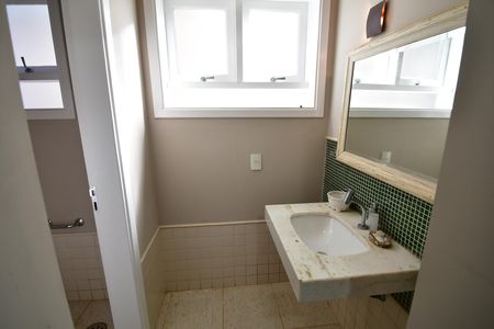 Casa de condomínio à venda com 500m², 4 quartos e 5 vagasBanheiro de serviço