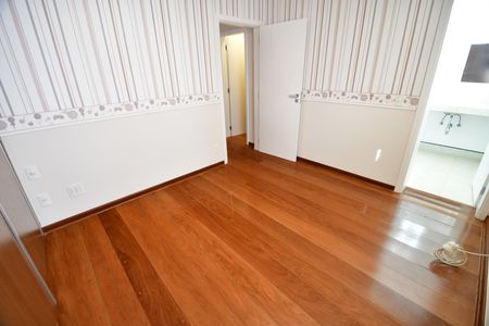 Casa de condomínio à venda com 500m², 4 quartos e 5 vagasQuarto 1 - Suíte