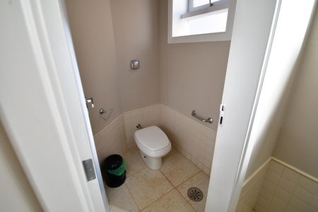 Casa de condomínio à venda com 500m², 4 quartos e 5 vagasBanheiro de serviço