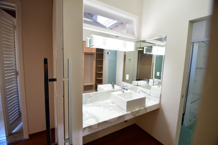 Casa de condomínio à venda com 500m², 4 quartos e 5 vagasBanheiro Suíte