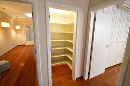 Casa de condomínio à venda com 500m², 4 quartos e 5 vagasMezanino